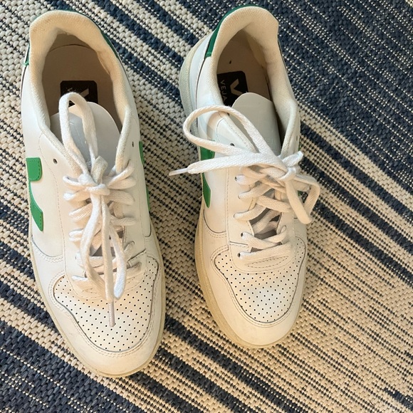 Veja V-10 Sneaker - Picture 3 of 4